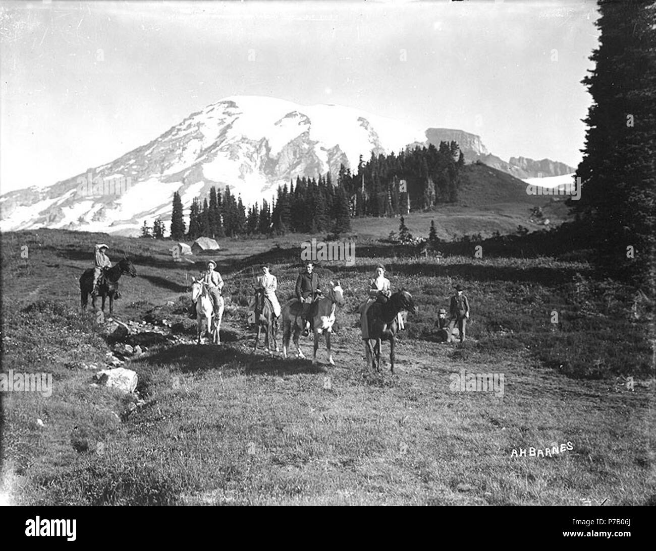 . Inglese: uomini e donne a cavallo, il Parco Nazionale del Monte Rainier, Washington, ca. 1907 . Inglese: mostra il Monte Rainier in background . Sul manicotto del negativo: Montagna. Gruppo su cavalli. Soggetti (LCTGM): Equitazione--Washington (stato)--Mount Rainier National Park; cavalli--Washington (stato)--Il Parco Nazionale del Monte Rainier soggetti (LCSH): Rainier, Mount (Washington) . circa 1907 57 uomini e donne a cavallo, il Parco Nazionale del Monte Rainier, Washington, ca 1907 bar (216) Foto Stock