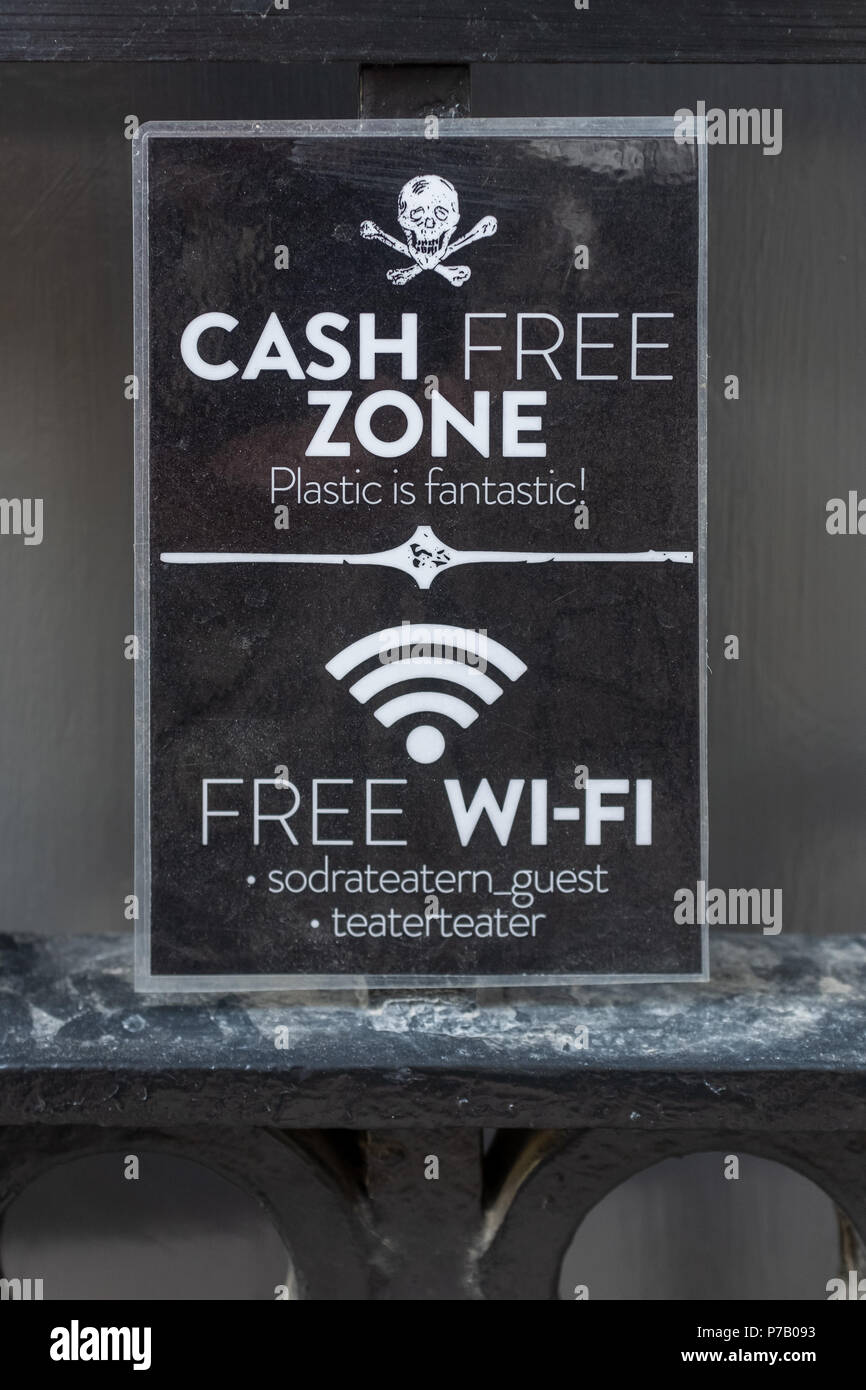 Cash Free Zone e Wi Fi gratuito segno, Sodermalm, Stoccolma, Svezia Foto Stock