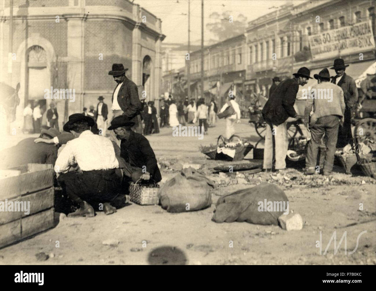 . Movimento em frente ao Mercado Municipal . Esquina de rua 25 de Março com General Carneiro . circa 1910 58 Movimento em frente ao Mercado Municipal - Vincenzo Pastore Foto Stock