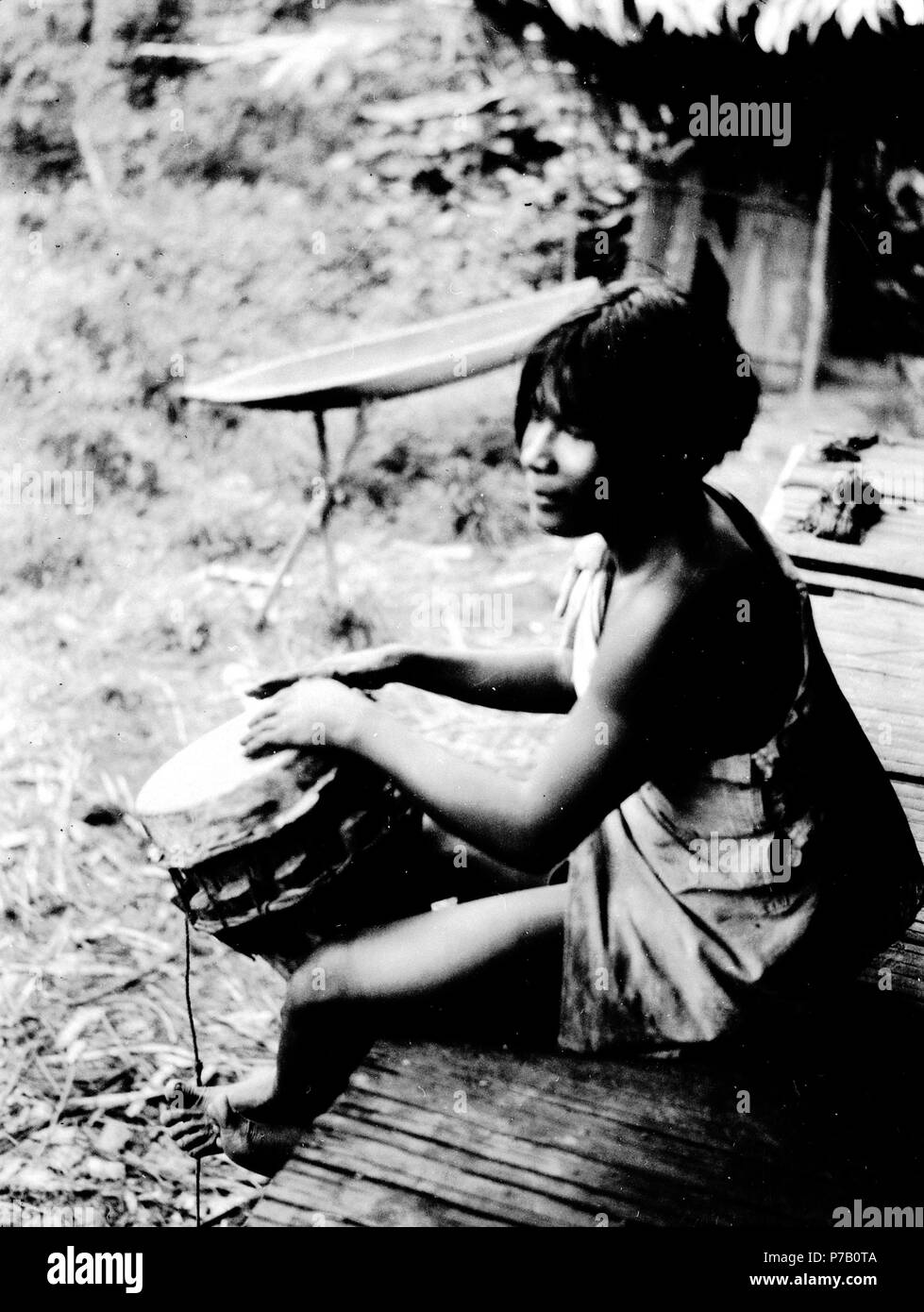 143 slår indiano på trumma. Använder ej trumpinnar - SMVK - 004022 Foto Stock