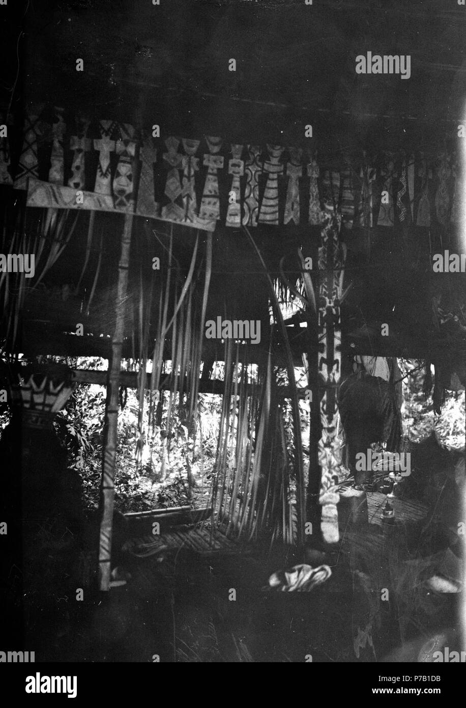 223 Träfigurer magiskt med-religiös betydelse upphängda i hyddan hos medicinmannen Selimo sotto besvärjelser - SMVK - 004077 Foto Stock