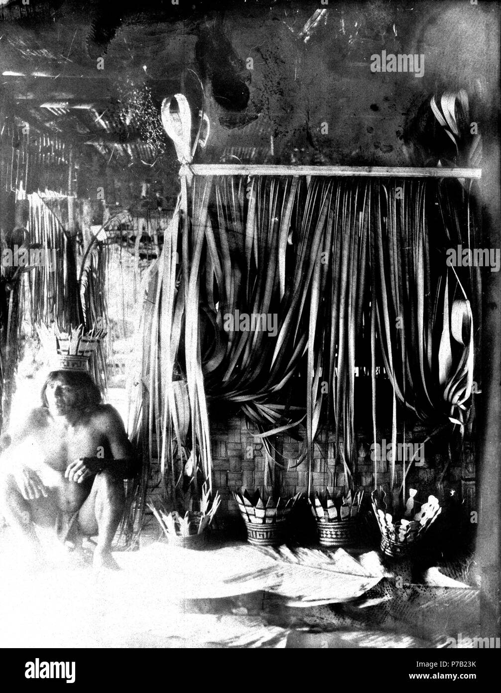 156 Liten hydda ho vilka de sjuka ligga, när Medicinmannen Selimo hotar sång med och besvärjelser - SMVK - 004037 Foto Stock