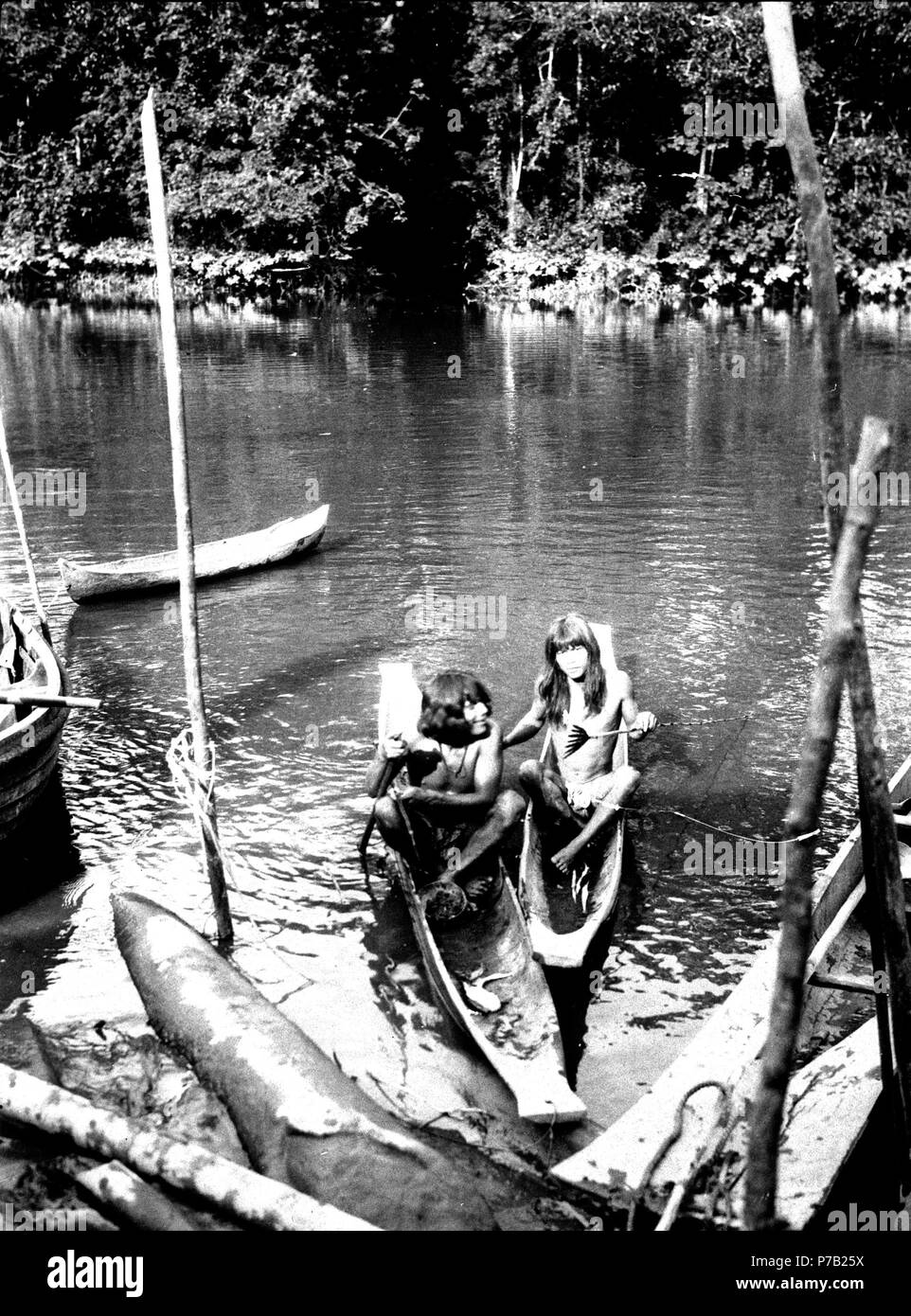 143 Indianer som varit och fiskat med flerspetsiga spjut. Erh, från Erland Nordenskiöld 1928 - SMVK - 004042 Foto Stock