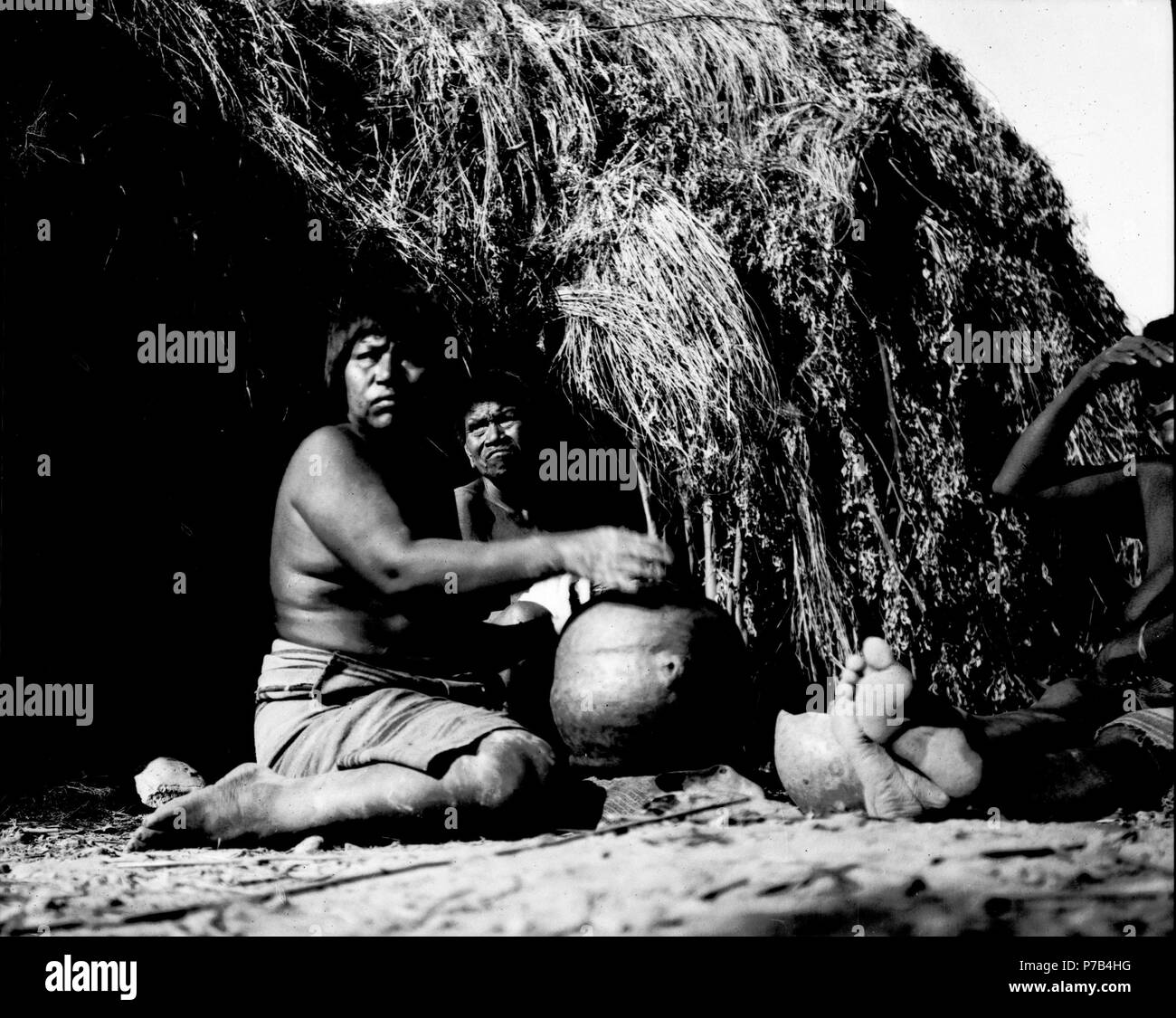 153 Kvinna sitter utanför hydda och formar halsen på ett lerkärl. Gran Chaco. Bolivia - SMVK - 004784 Foto Stock