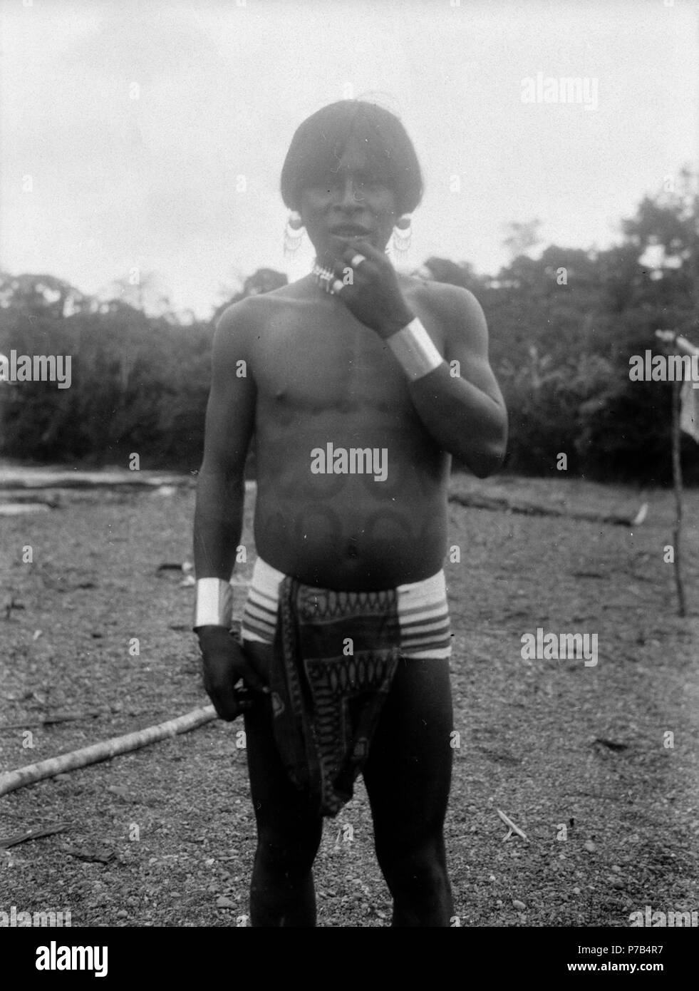 143 Indianyngling med gördel glaspärlor av och silverarmband. Erh, från Erland Nordenskiöld 1928 - SMVK - 004016 Foto Stock