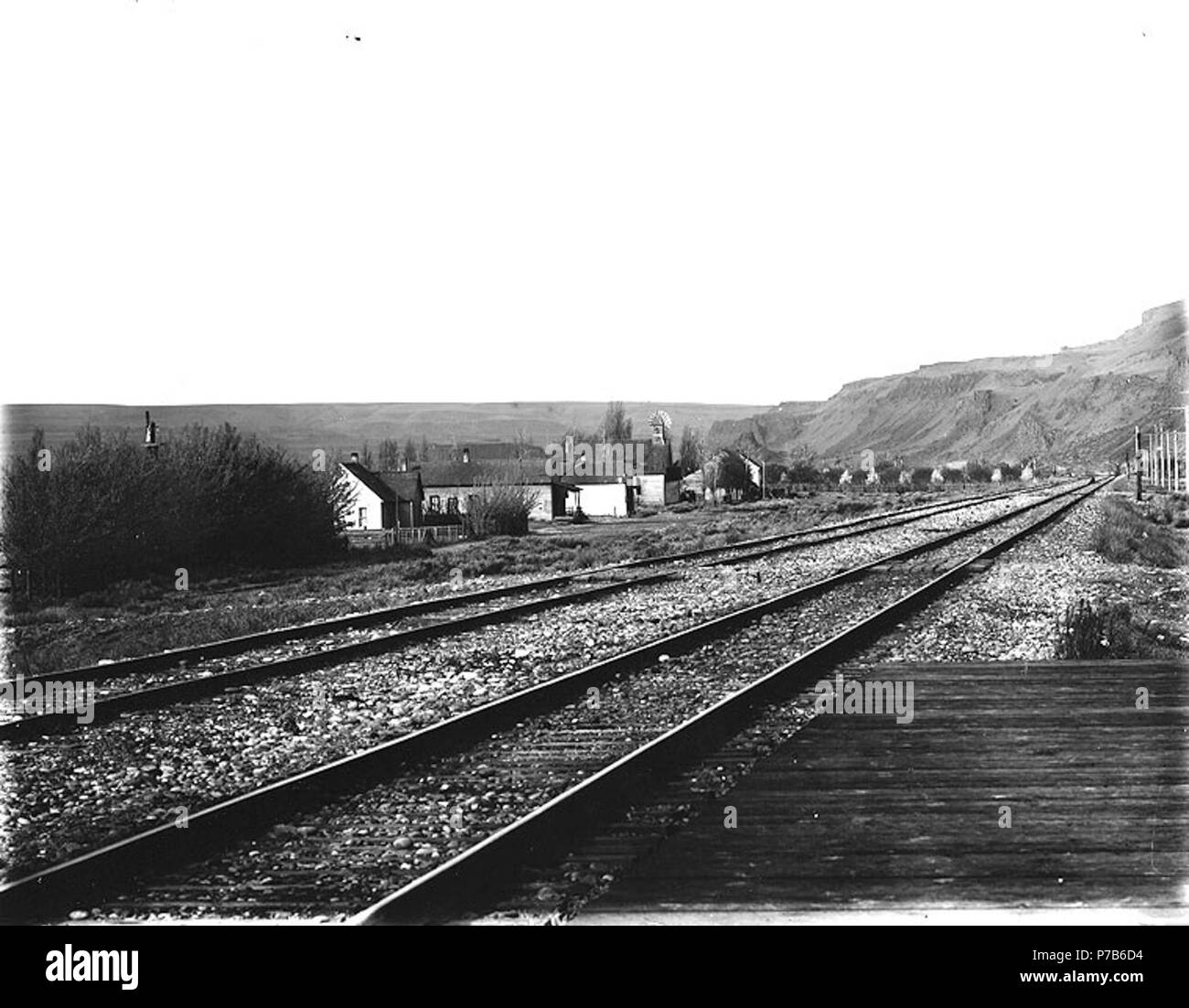. Inglese: Spokane, Portland & Seattle binari ferroviari a Colombo sbarco sulla sponda nord del fiume Columbia vicino a Maryhill guardando ad ovest, Washington, n.d. Inglese: Mostra del Monte Cofano in background. I binari della ferrovia sono probabilmente quelli della Spokane, Portland e Seattle ora ferroviaria la Burlington Northern . Sul manicotto del negativo: Mtn. Dalla stazione ferroviaria, piccolo villaggio in soggetti in primo piano (LCTGM): i binari della ferrovia--Washington (stato) soggetti (LCSH): Maryhill (Washington)--edifici, strutture ecc.; Spokane, Portland, Seattle Railway . Data sconosciuta 76 Spokane, Portland &AMP; Seattle binari ferroviari a Columbu Foto Stock
