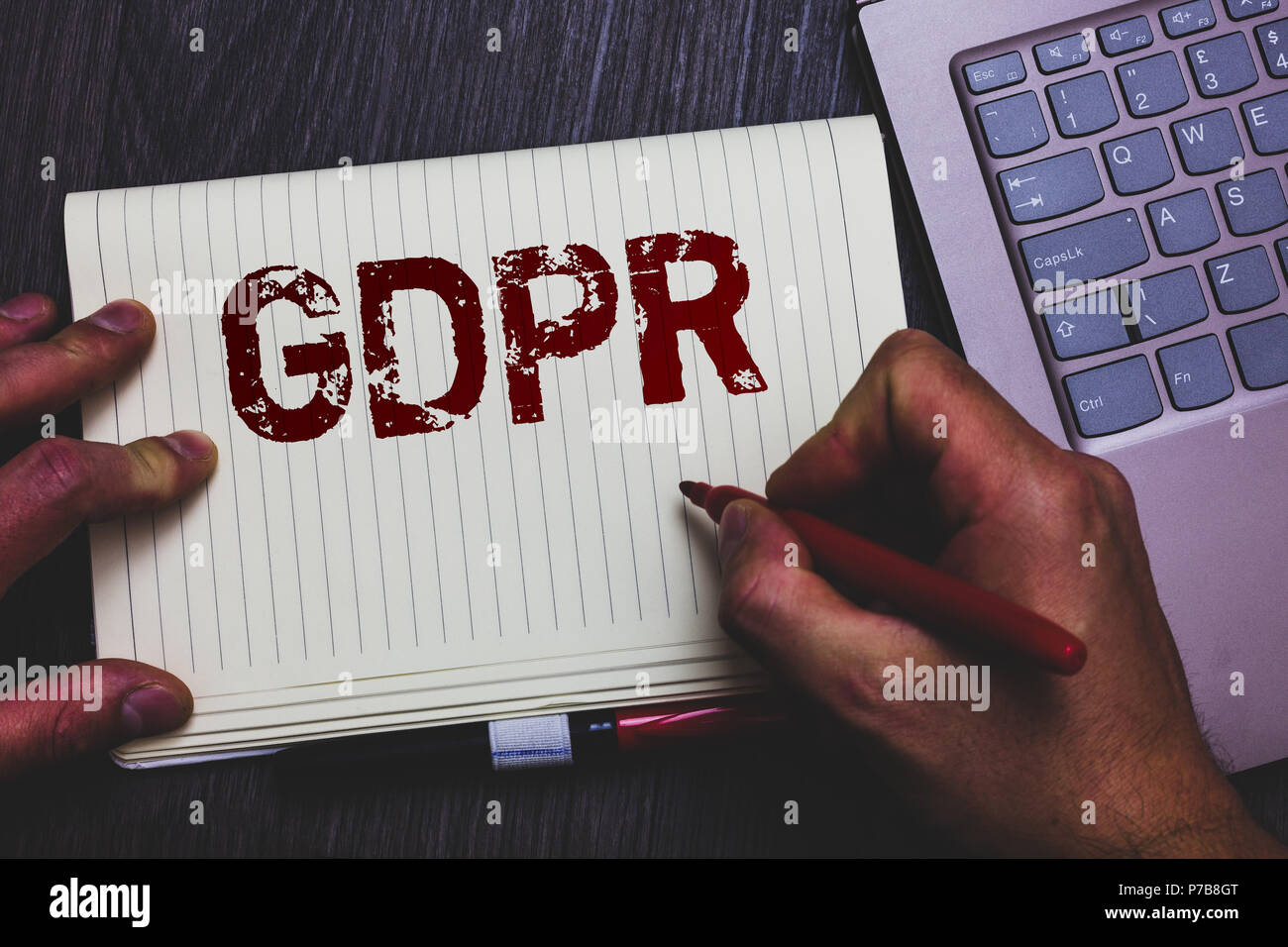 Parola di scrittura di testo il PILR. Concetto di affari generali per la protezione dei dati il Regolamento privacy leggi UE conformità Notepad pennarello idee pensieri ke portatile Foto Stock
