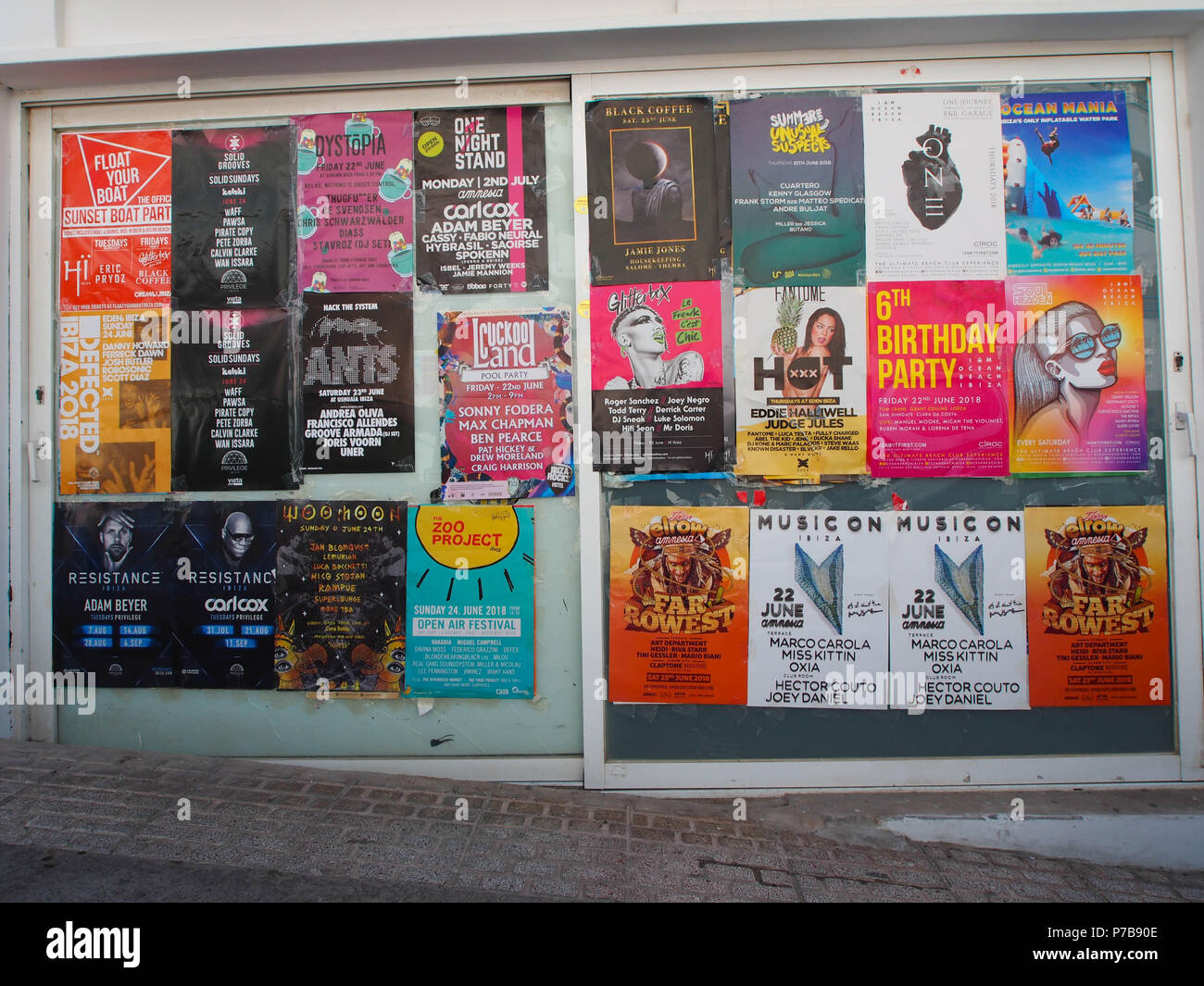 Poster pubblicità discoteche su una parete nella baia di San Antonio, Ibiza, Spagna. Foto Stock