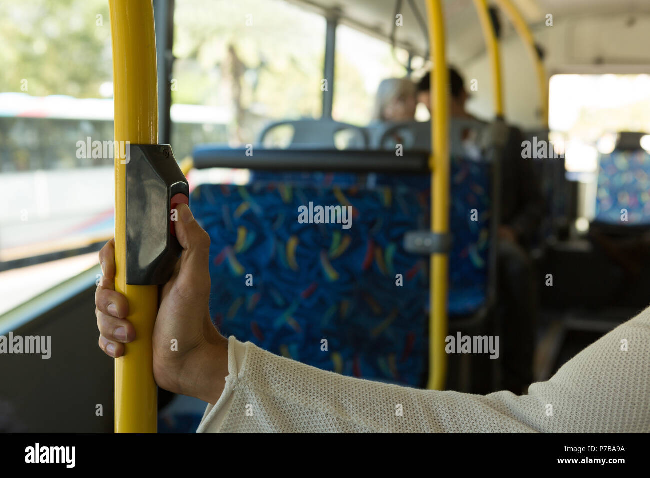 Persona mano premendo il pulsante sul polo Foto Stock