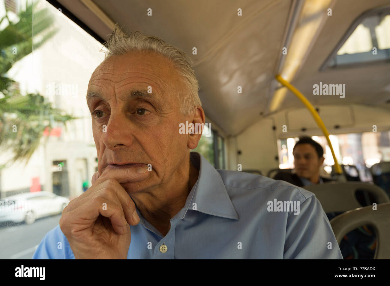 Senior uomo in viaggio in bus Foto Stock