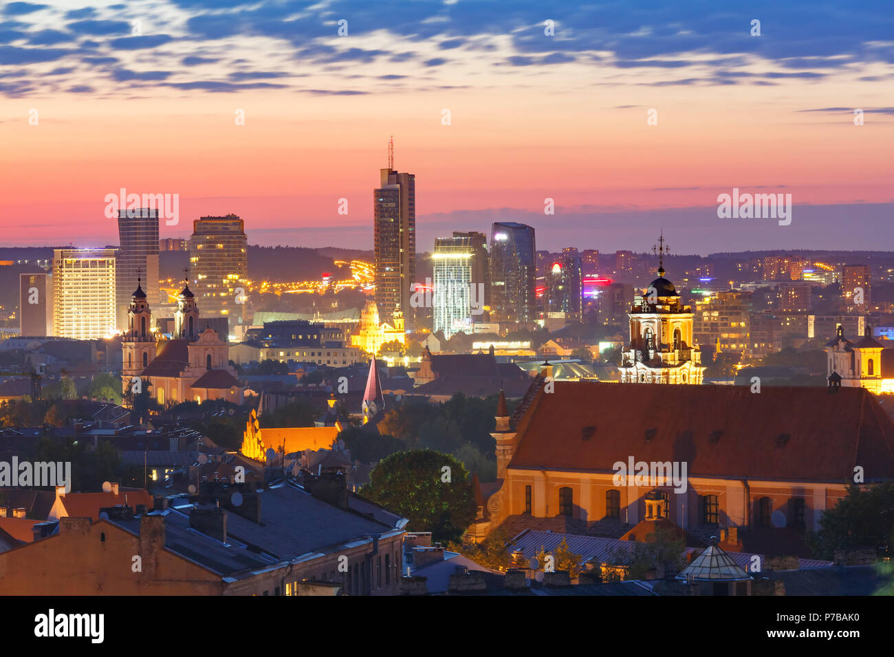 Città vecchia e grattacieli, Vilnius, Lituania Foto Stock