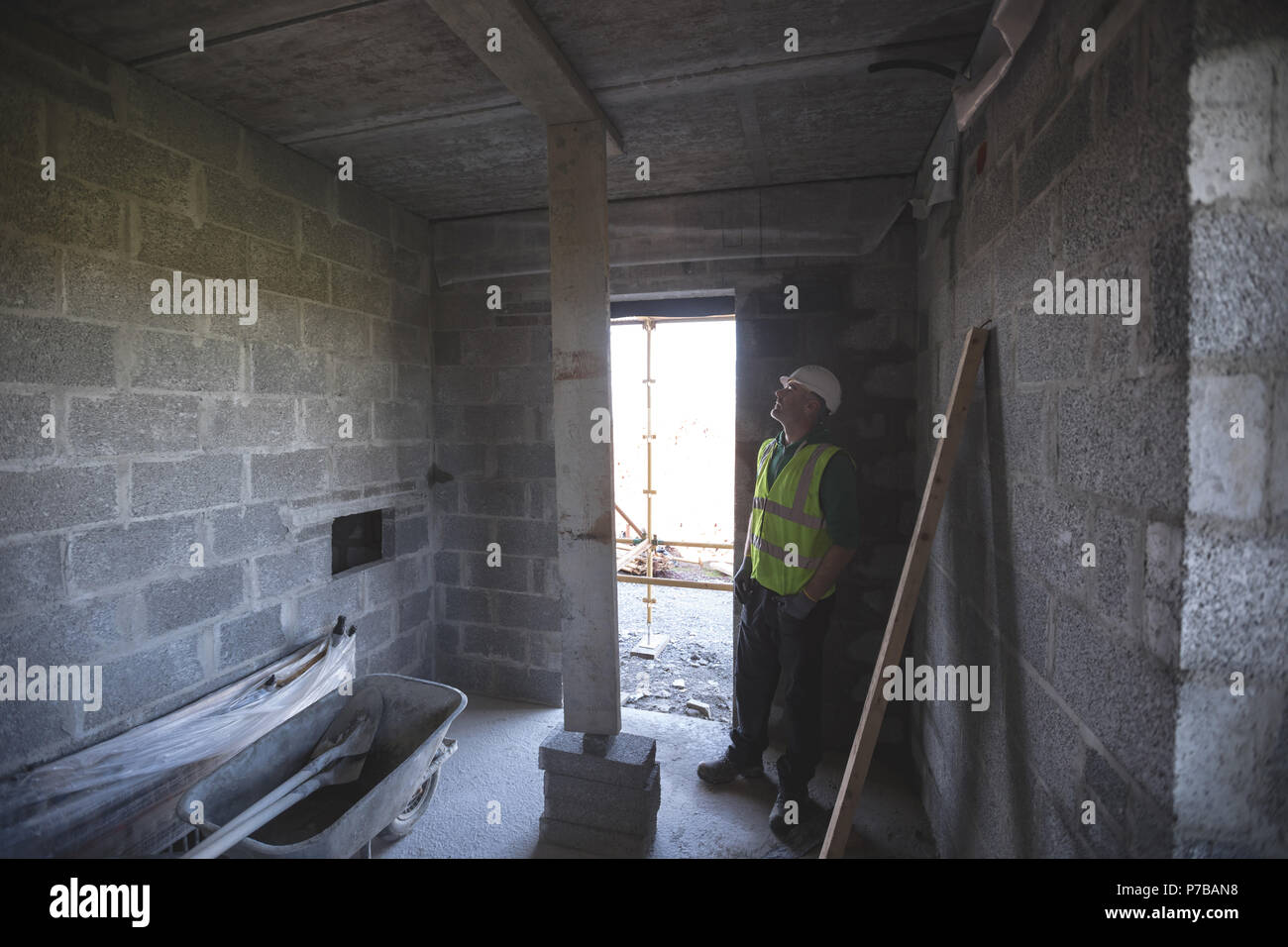 Ingegnere guardando il soffitto Foto Stock
