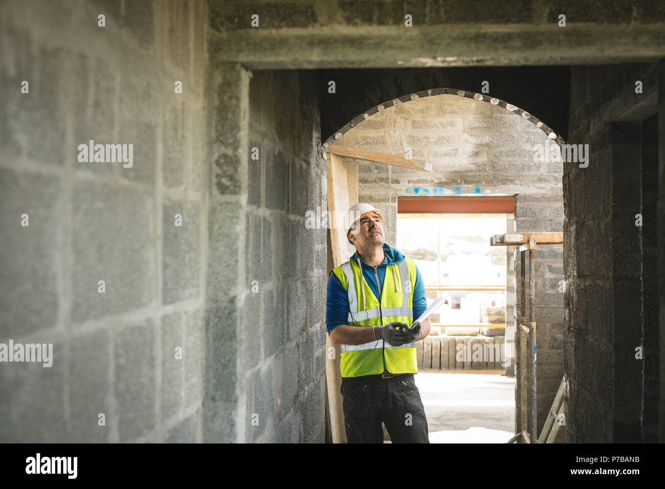 Ingegnere guardando la porta Foto Stock