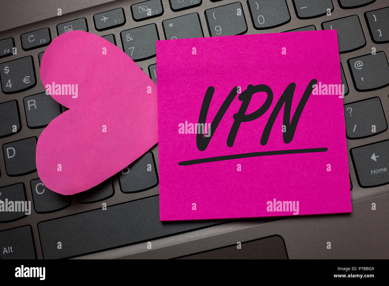 Conceptual la scrittura a mano che mostra una VPN. Business photo testo fissato rete privata virtuale attraverso il dominio riservati protetti tastiera tasti grigi rosa Foto Stock