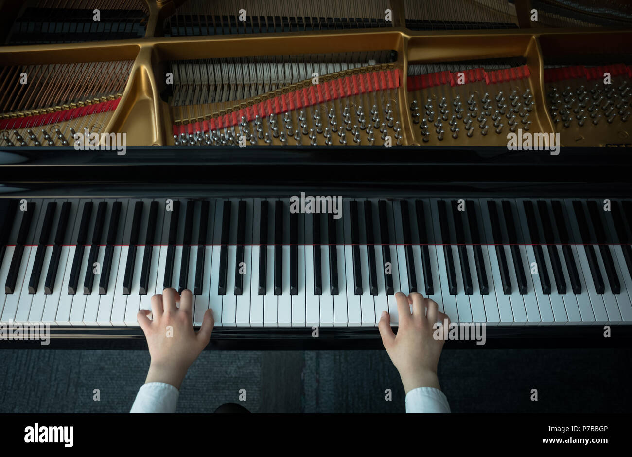 Schoolgirl suonare il pianoforte nella scuola di musica Foto Stock