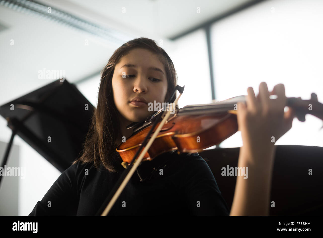 Schoolgirl suona il violino nella scuola di musica Foto Stock