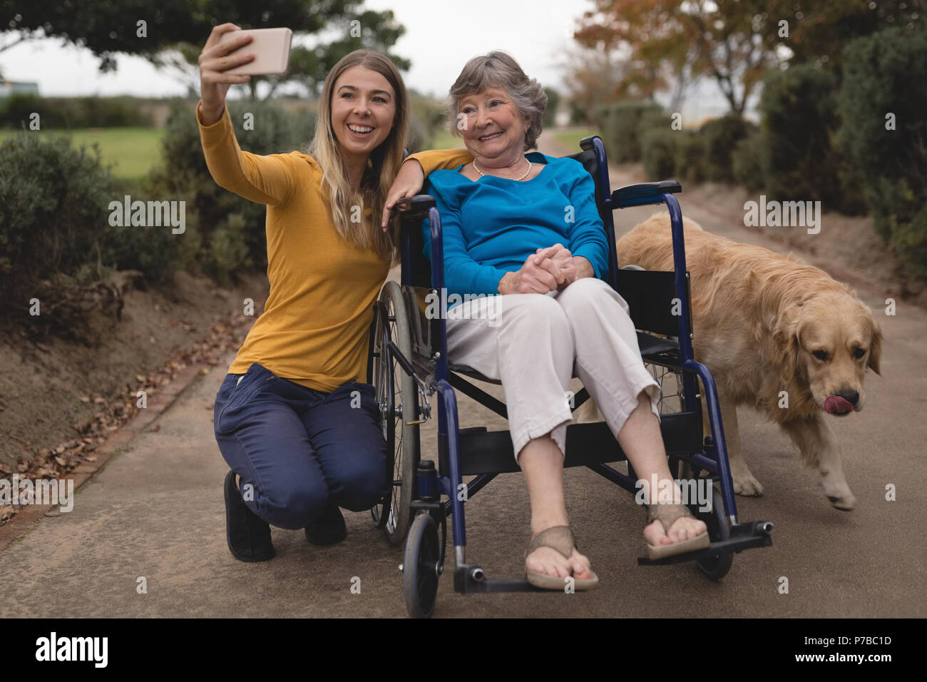 La nipote e nonna prendendo un selfie sul telefono cellulare Foto Stock