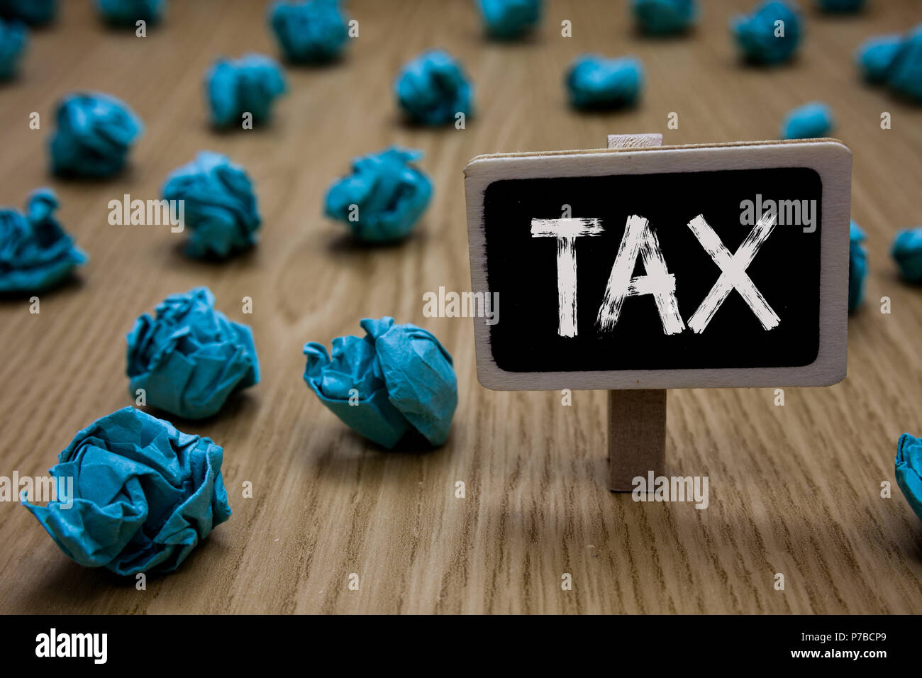 La scrittura della nota mostra imposta. Business photo vetrina Obbligo di pagamento delle tasse da parte di persone al governo di aumentare le entrate ciano immaginazione carta idea c Foto Stock