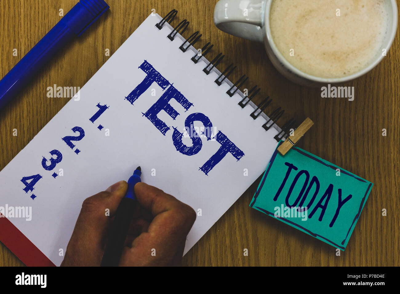 Testo della scrittura Test. Concetto significato accademico procedura sistemica valutare affidabilità e durevolezza proficiency Mug carta caffè le penne per marcatura sono bella arte cli Foto Stock