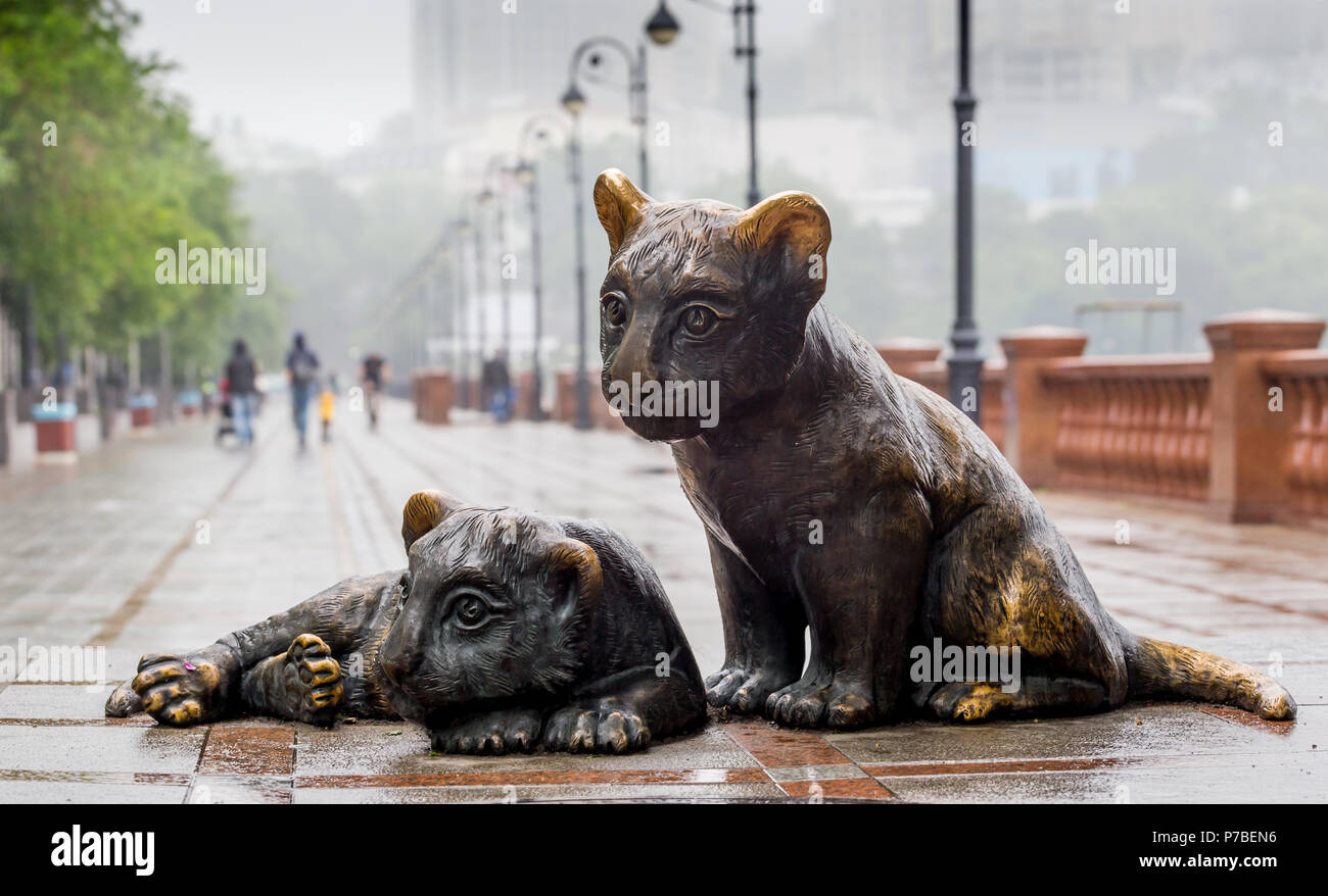 La Russia, Vladivostok, 06/30/2018. Scultura in bronzo "little tigers' sul terrapieno in centro città. Questo è un regalo del World Wildlife Fund (WWF). Foto Stock