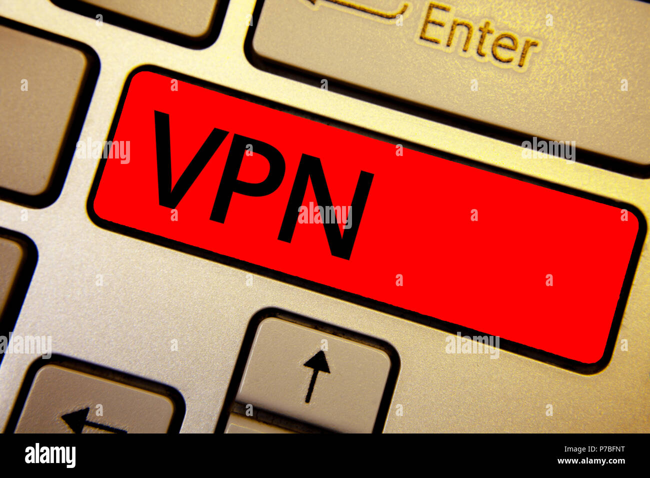 Segno di testo che mostra la VPN. Foto concettuale fissato rete privata virtuale attraverso il dominio riservati protetti tastiera chiavi marrone giallo idea laptop cr Foto Stock