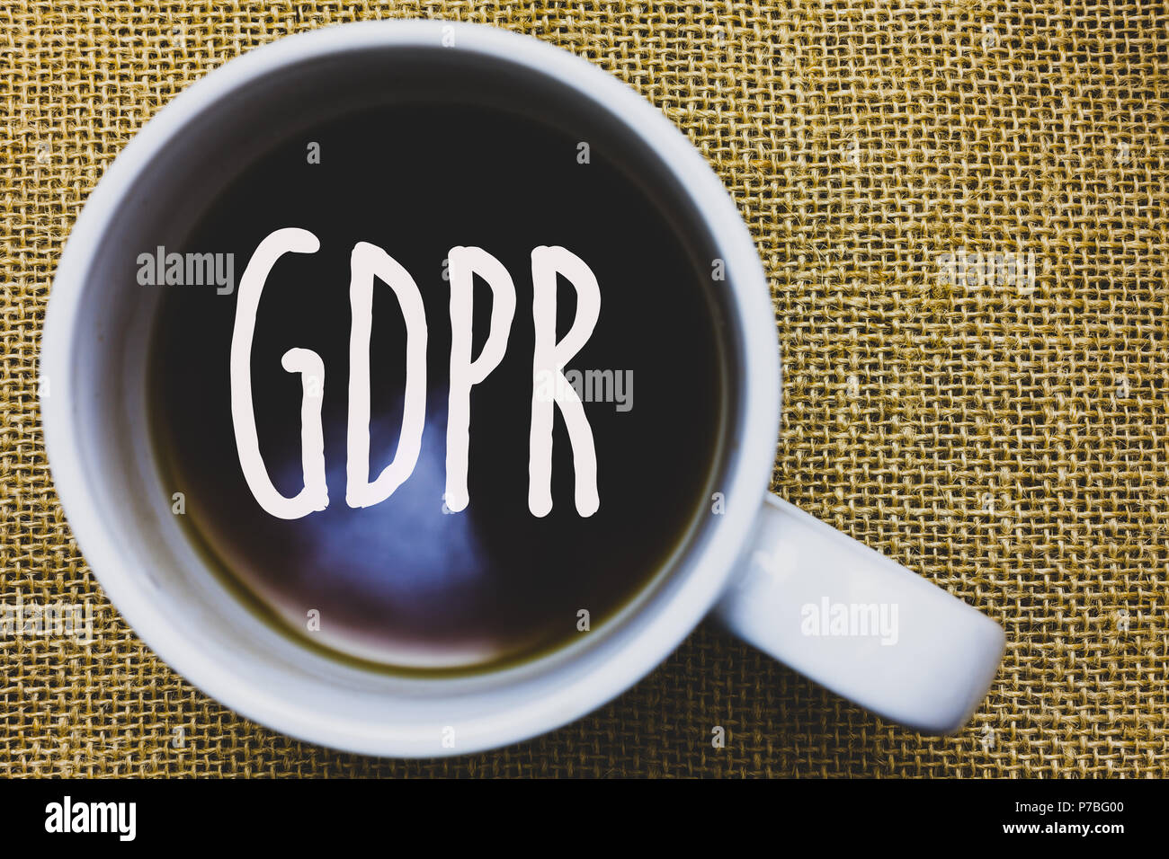 La grafia la scrittura di testo il PILR. Concetto significato generale della protezione dei dati il Regolamento privacy leggi UE conformità Mug caffè pensieri idee creative inspir Foto Stock