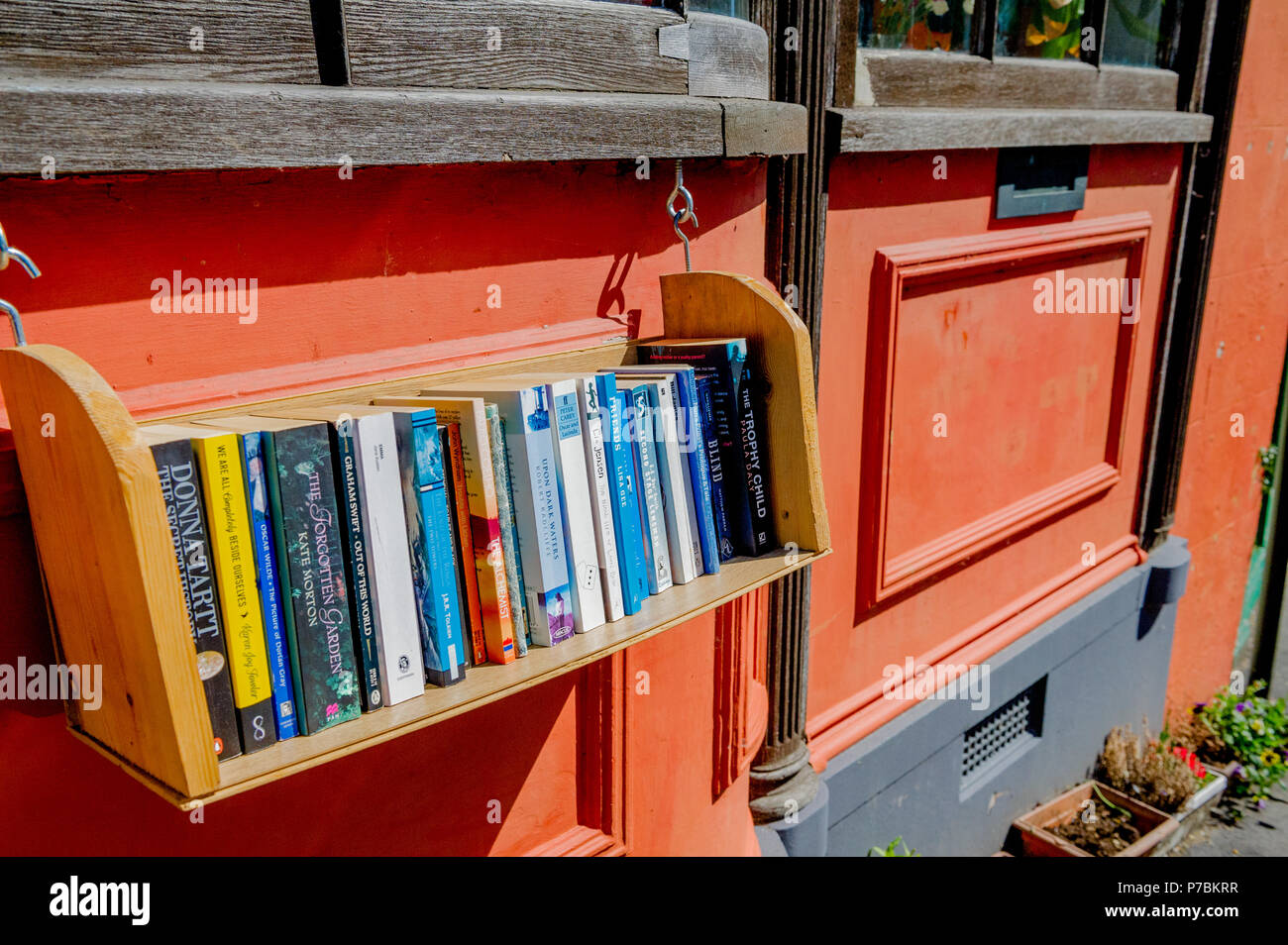 Libri per la vendita su un libro appesi ripiano. Foto Stock
