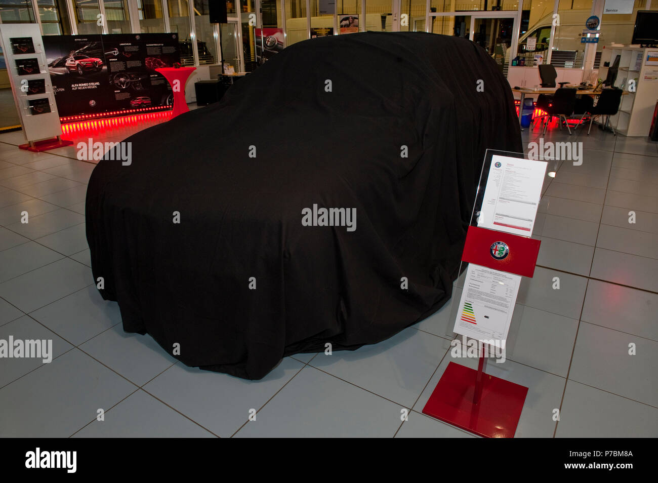 Presentazione Alfa Romeo Stelvio, SUV, nero auto cover Foto Stock