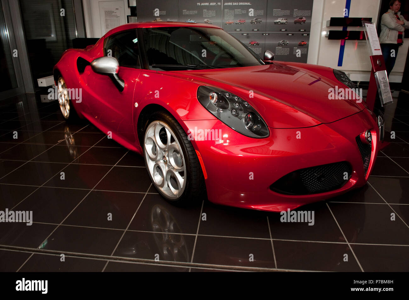 Alfa Romeo 4C, italiano sportscar, rosso, berlina, showroom Foto Stock