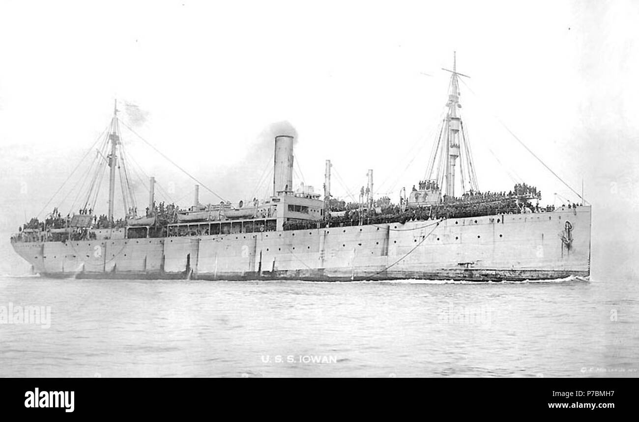 Inglese: USS Iowan (ID # 3002) in arrivo in un porto degli Stati Uniti (probabilmente New York) nel 1919, con i suoi ponti affollati con le truppe di ritorno dall'Europa. Donazione del dottor Mark Kulikowski, 2007. Stati Uniti Marina Centro Storico fotografia. 1919 81 USS Iowan (ID-3002) Foto Stock