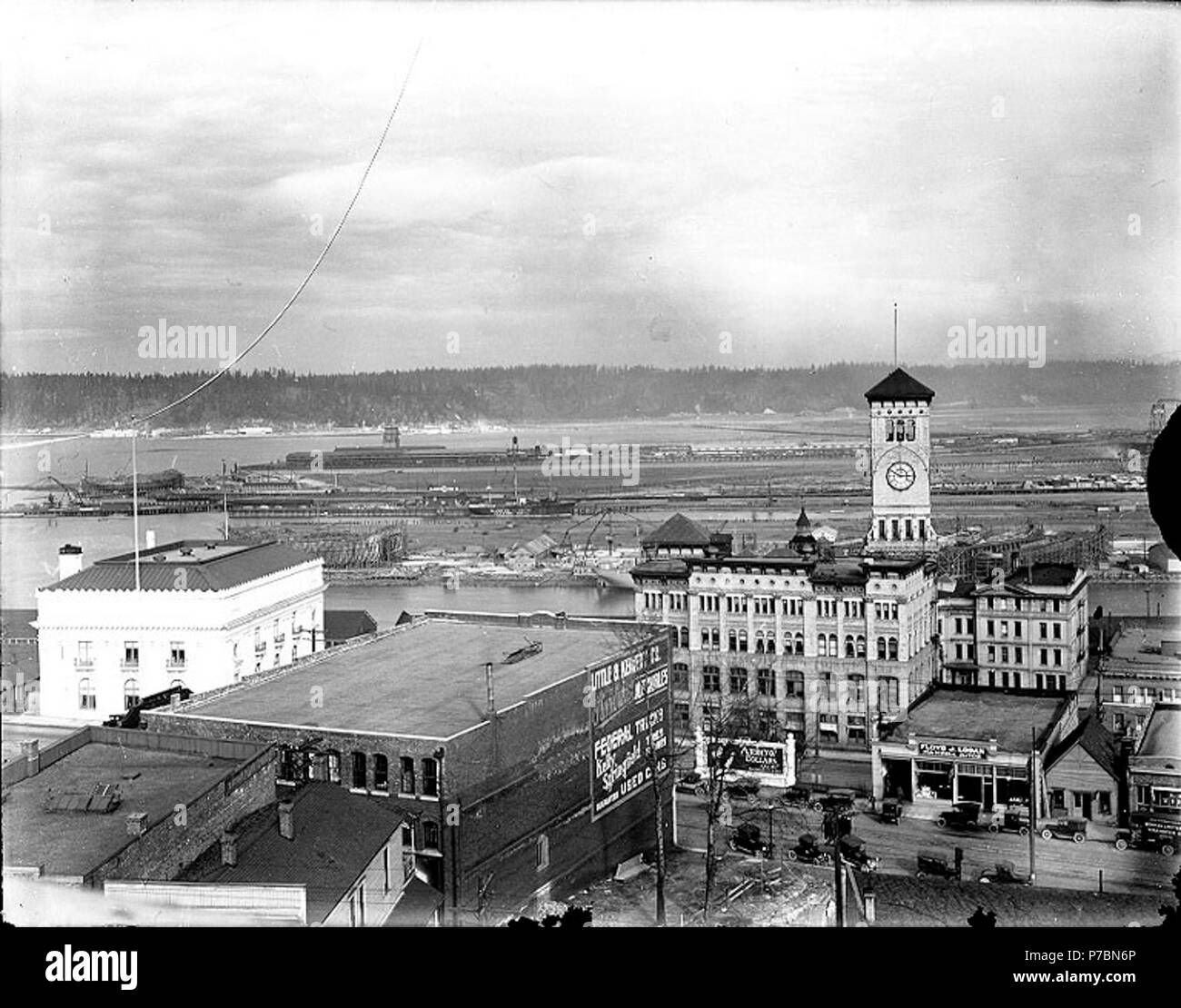 . Inglese: vie navigabili dal Municipio, Tacoma, Washington, ca. 1919. Inglese: Guardando a nord-est, mostra il municipio al Pacific Ave. angolo nordoccidentale S. settimo san, Todd bacino di carenaggio e costruzione Corp. in distanza (Hylebos idrovia) . Sul manicotto del negativo: Tacoma. Municipio, Todd impianto, cantieri navali soggetti (LCTGM): Waterfronts--Washington (stato)--Tacoma; City & municipi--Washington (stato)--Tacoma; porti--Washington (stato)--Tacoma; imprese--Washington (stato)--Tacoma; strade--Washington (stato)--Tacoma; Torri--Washington (stato)--Tacoma; automobili--Washington (stato)--TAC Foto Stock