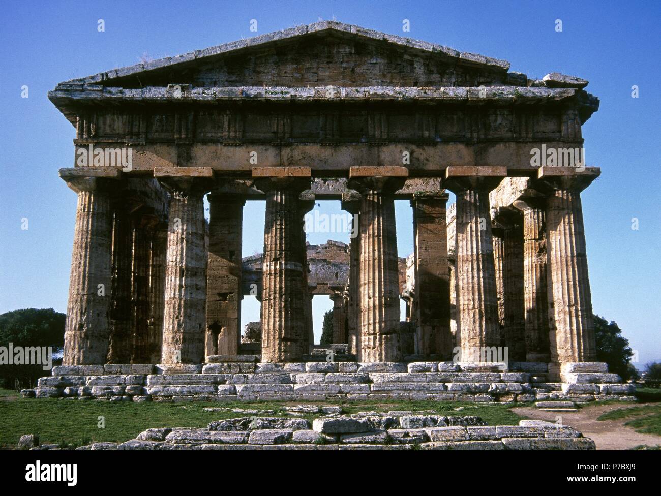Magna Graecia. Paestum. Tempio di Hera II. La facciata est. V secolo A.C. In stile dorico. Il marmo. L'Italia. Foto Stock