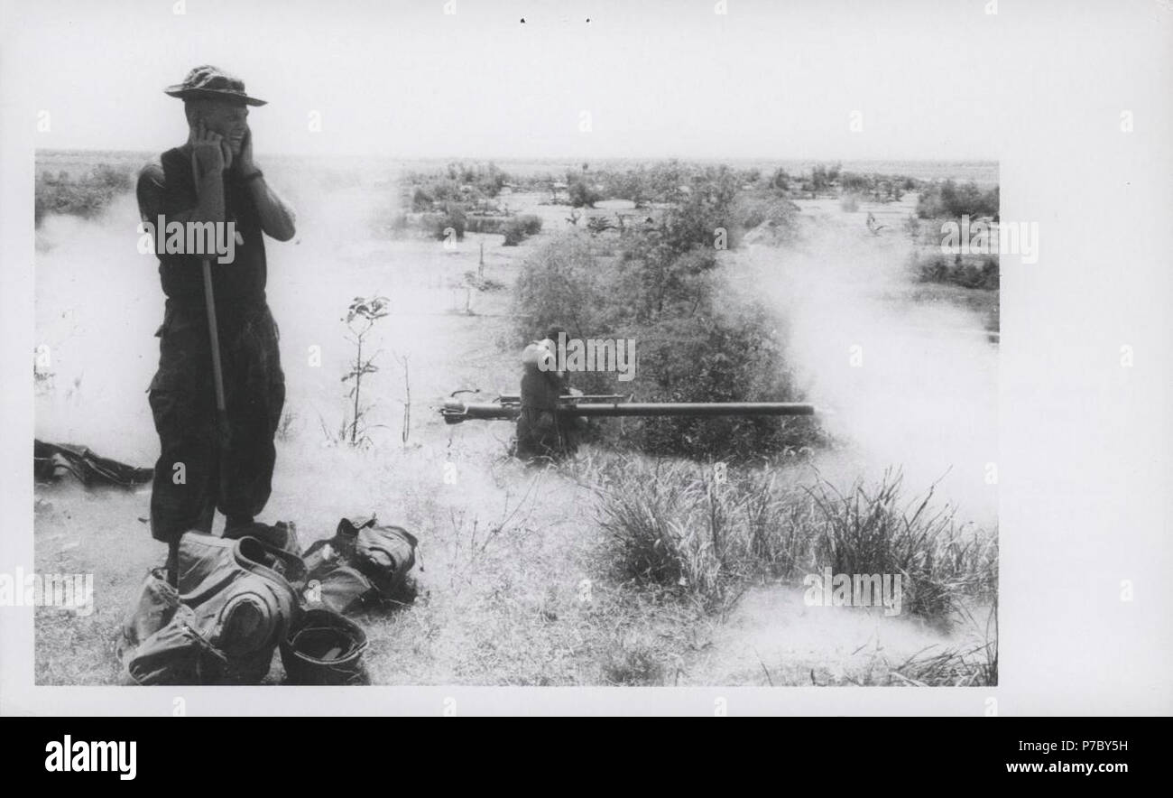2.5 Marines fire un 106mm recoilless fucile in Arizona territorio a sud-ovest di Da Nang. Foto Stock