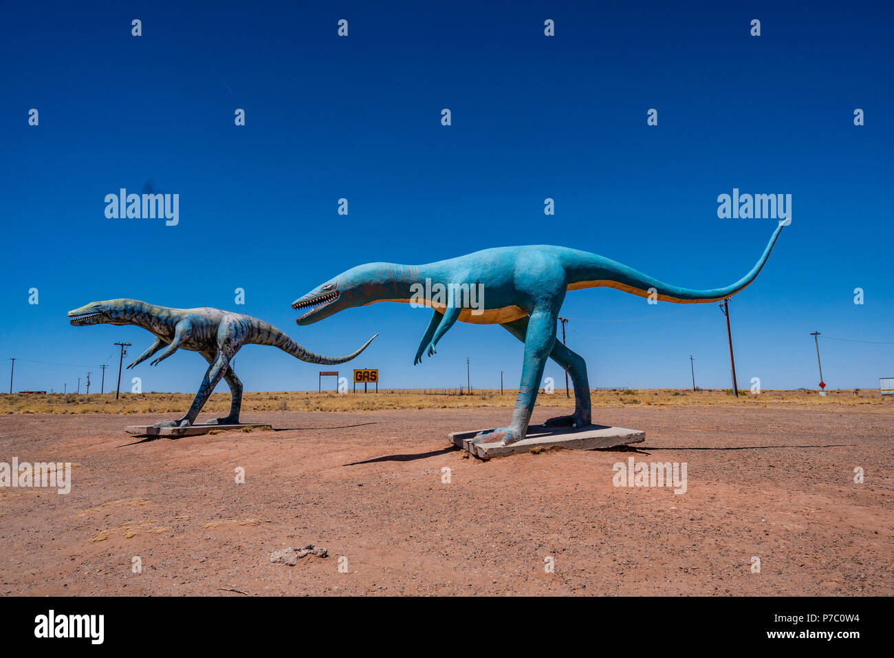 Due vita-dimensioni i dinosauri sono una attrazione sul ciglio della strada sulla Interstate 40, Holbrook, Arizona. Foto Stock