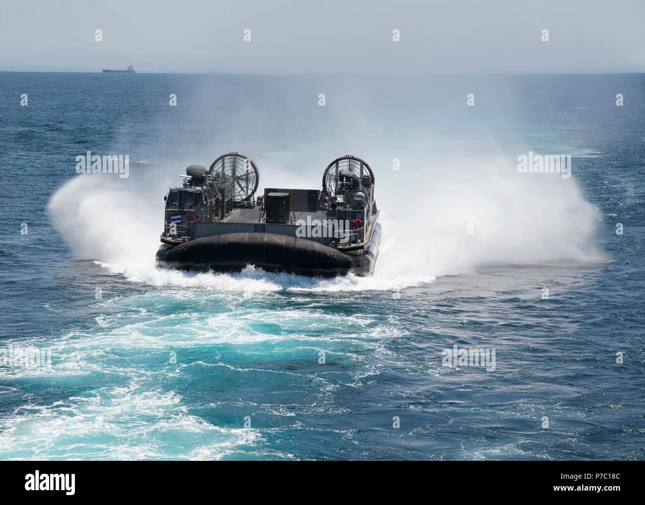 180703-N-XK809-118 OCEANO PACIFICO, (3 luglio 2018) Landing Craft Air Cushion (LCAC) 58, assegnato all assalto unità artigianali (ACU) 5, approcci ben coperta dell'assalto anfibio nave USS Bonhomme Richard (LHD 6). Bonhomme Richard è attualmente in corso negli Stati Uniti La terza area della flotta di operazioni. (U.S. Foto di Marina di Massa lo specialista di comunicazione di terza classe William Sykes) Foto Stock