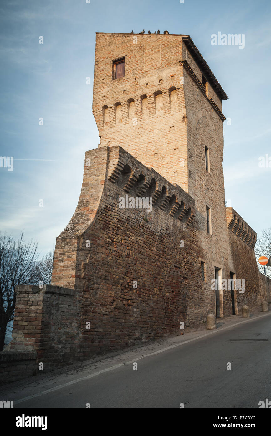 Street View di Fermo città con fortezza vecchia parete e torre, Italia. Vintage foto dai toni Foto Stock