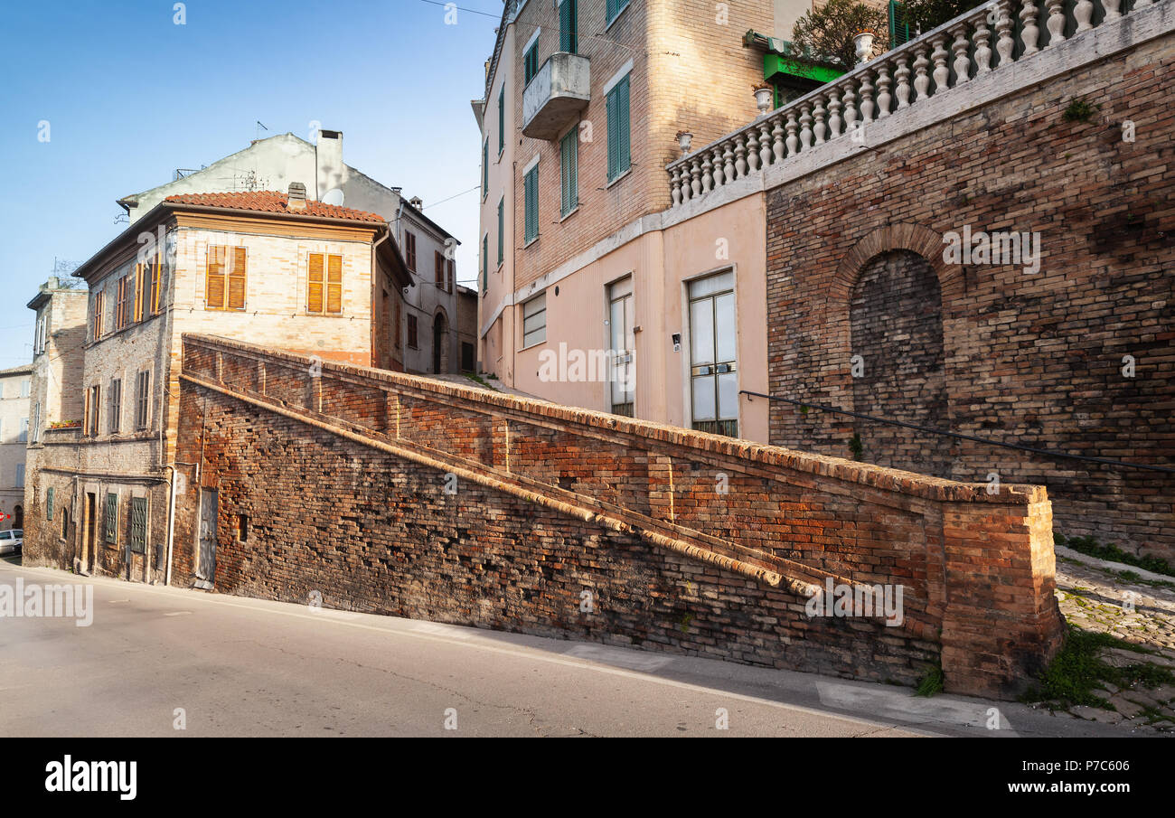 Street View di Fermo città con vecchie case, Italia Foto Stock