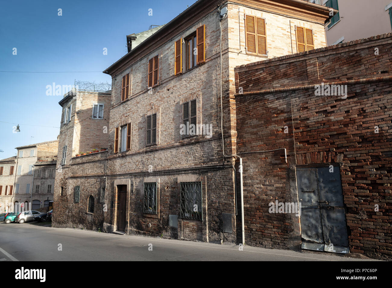 Street View di fermo con vecchie case, Italia Foto Stock