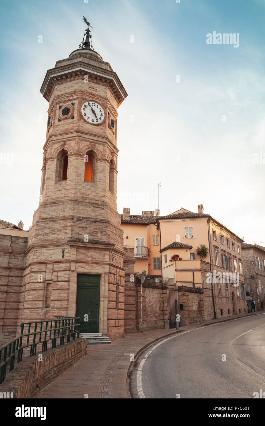 Vista sulla strada della città di Fermo con la vecchia torre dell orologio, Italia Foto Stock