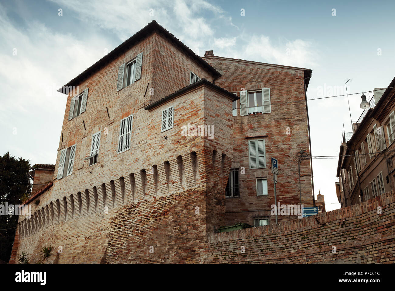 Fermo vista città con vecchie case, Italia. Vintage foto dai toni Foto Stock