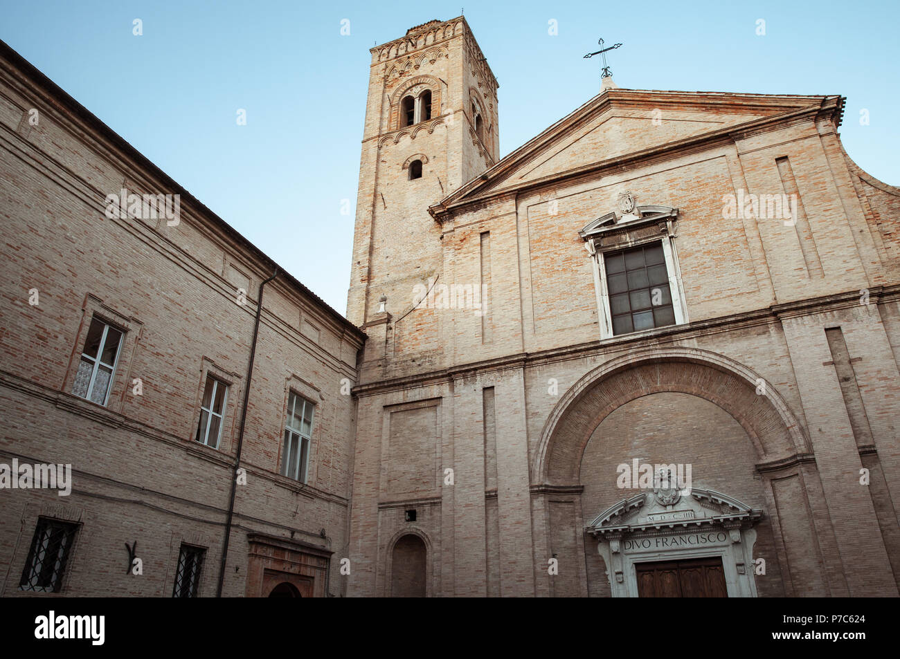 La cattedrale cattolica di facciata. Città di Fermo, Regione Marche, Italia. Vintage foto dai toni Foto Stock