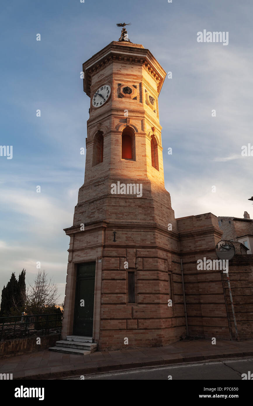 Città di Fermo, Italia. Vecchia Torre dell orologio in sera la luce solare, Italia Foto Stock
