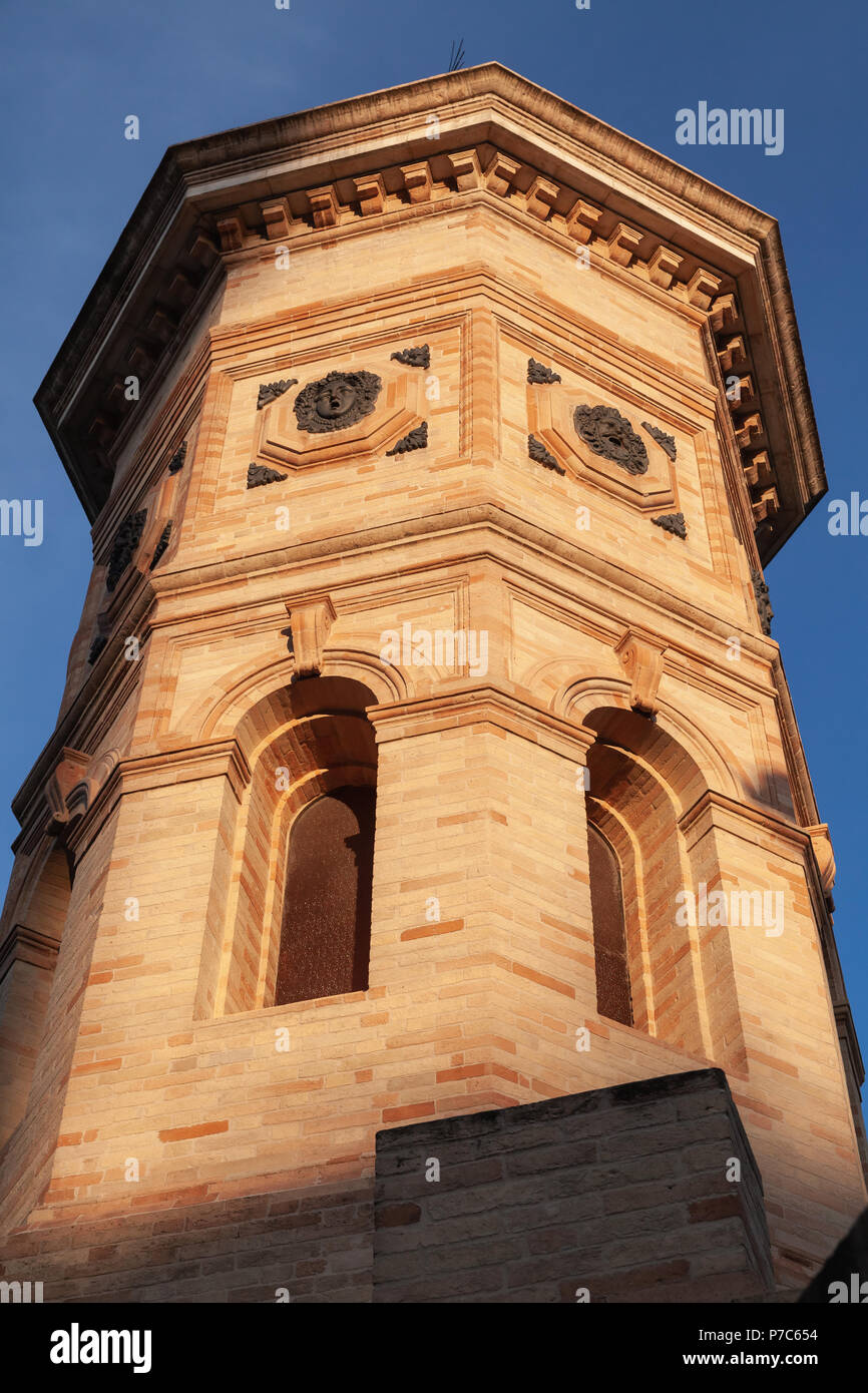 Città di Fermo, Italia. Vecchia Torre dell orologio facciata in serata la luce solare, Italia Foto Stock
