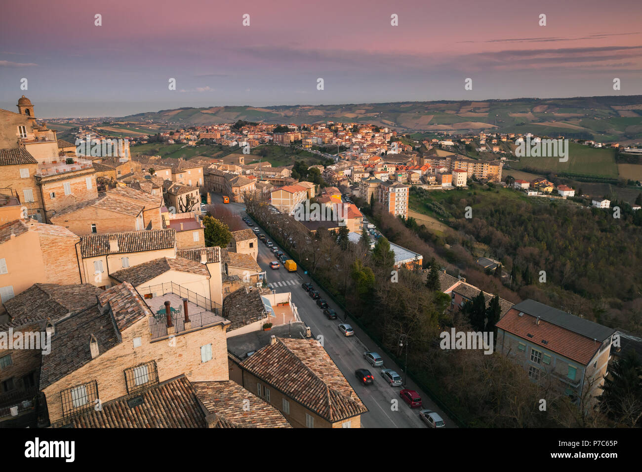 La città di Fermo, antica città italiana di sunrise Foto Stock