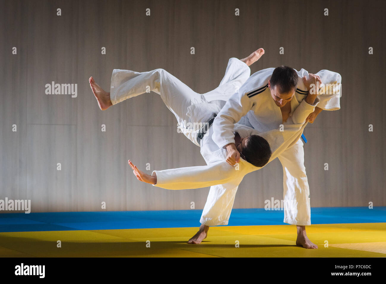 Il judo sport training nella sports hall Foto Stock