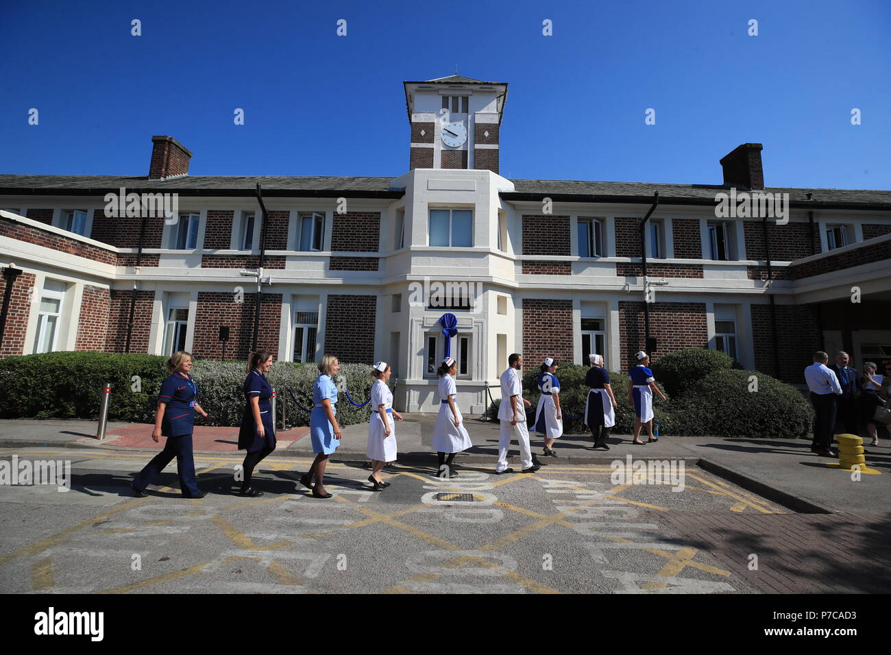 Gli infermieri vestito in uniforme dal passato 70 anni fuori Trafford General Hospital di Manchester per contrassegnare il settantesimo anniversario dell'NHS. Foto Stock