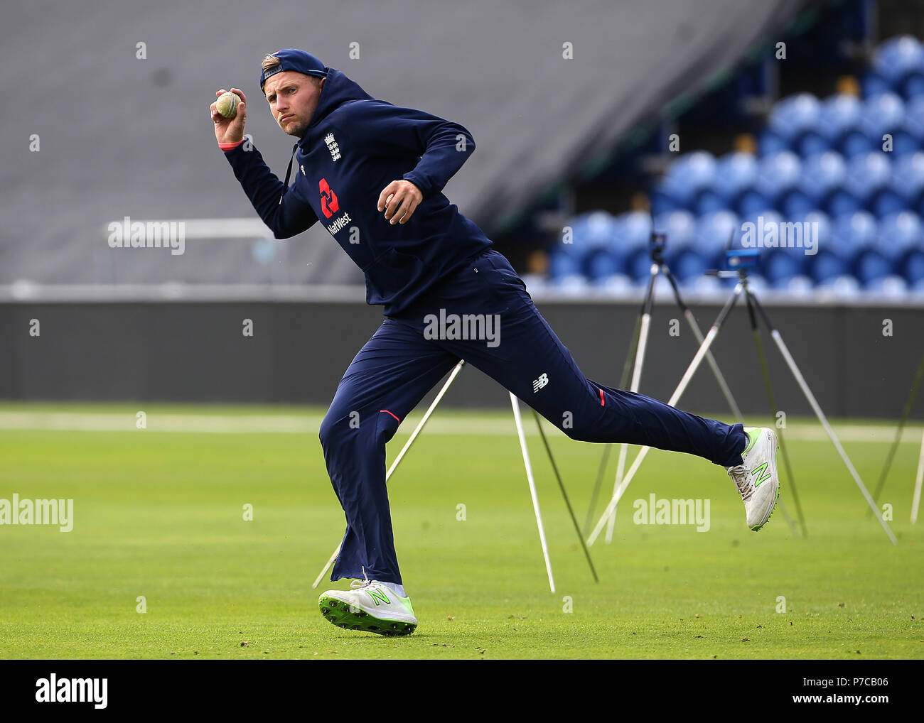 Englands Joe Root lancia la palla in, come egli subisce la temporizzazione della velocità test durante una sessione di reti a SSE SWALEC, Cardiff. Foto Stock