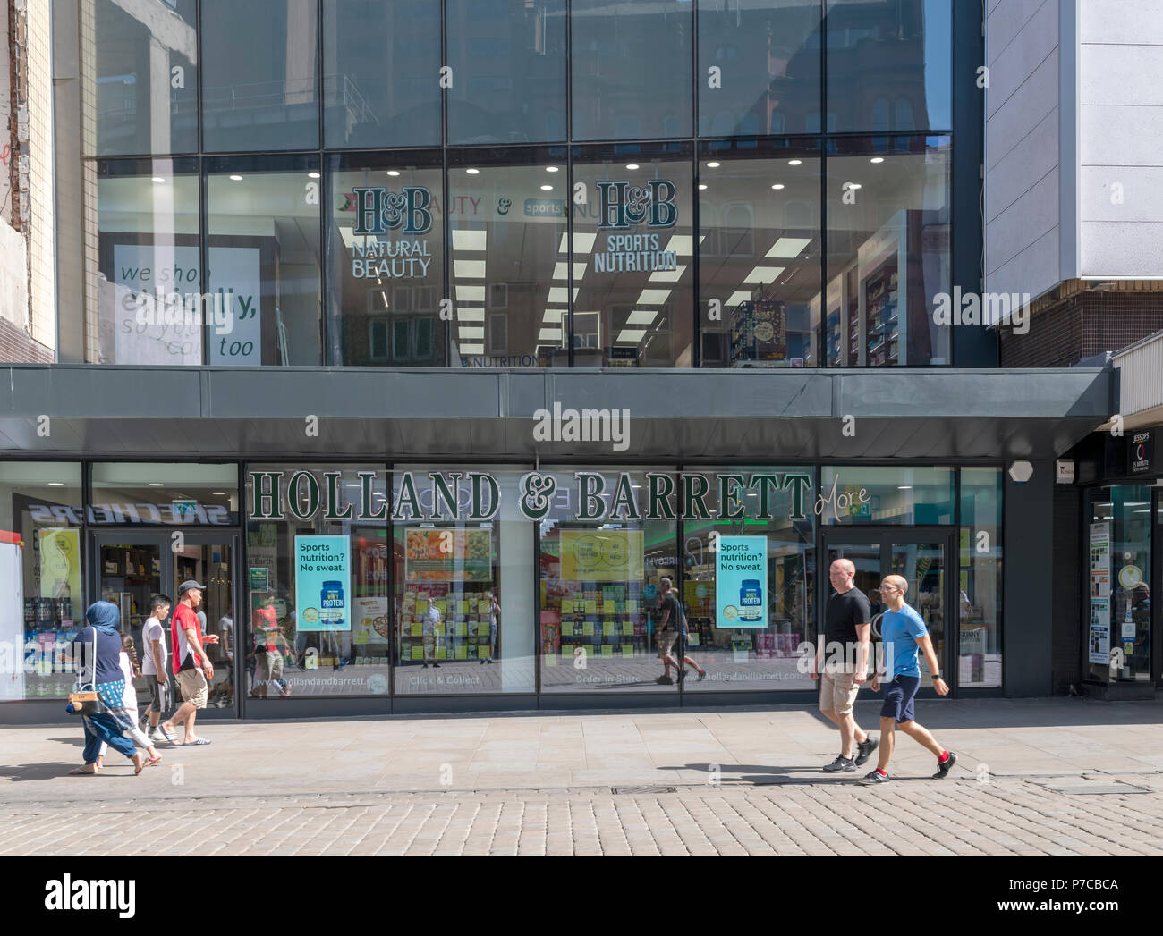 Le persone camminare davanti a un ramo di Olanda e Barrett nel centro di Manchester, Regno Unito Foto Stock