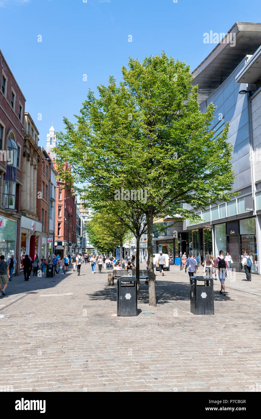 Gli amanti dello shopping a piedi lungo la strada del mercato nel centro di Manchester, Regno Unito Foto Stock