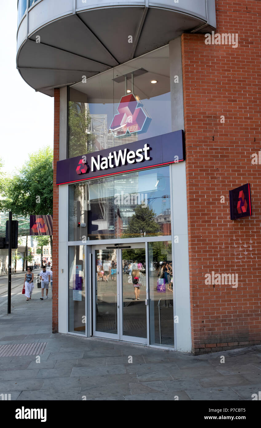 L'esterno di una moderna branca della NatWest Bank in Manchester, Regno Unito Foto Stock